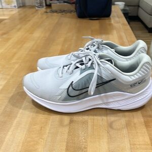 Nike Quest 05 Running Sneaker